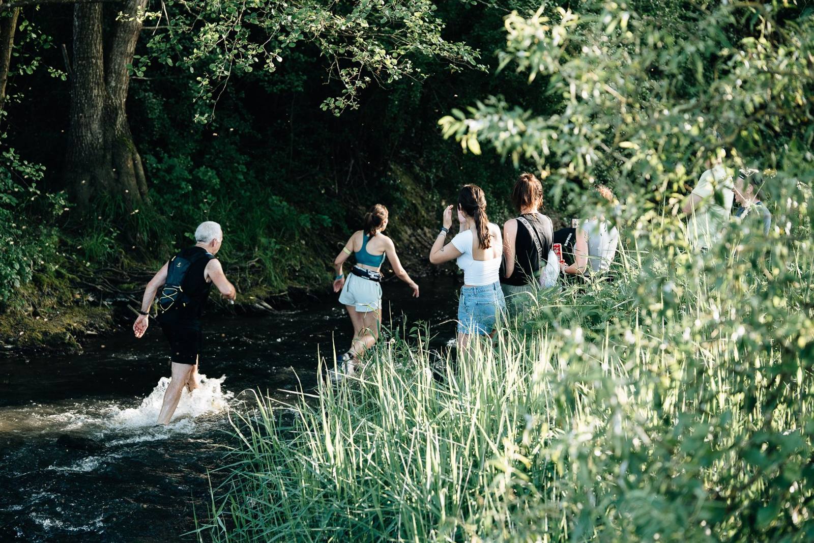 Un groupe de coureurs dans la rivière