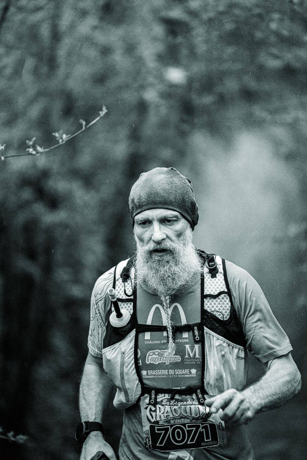 Portrait en noir et blanc d'un coureur barbu