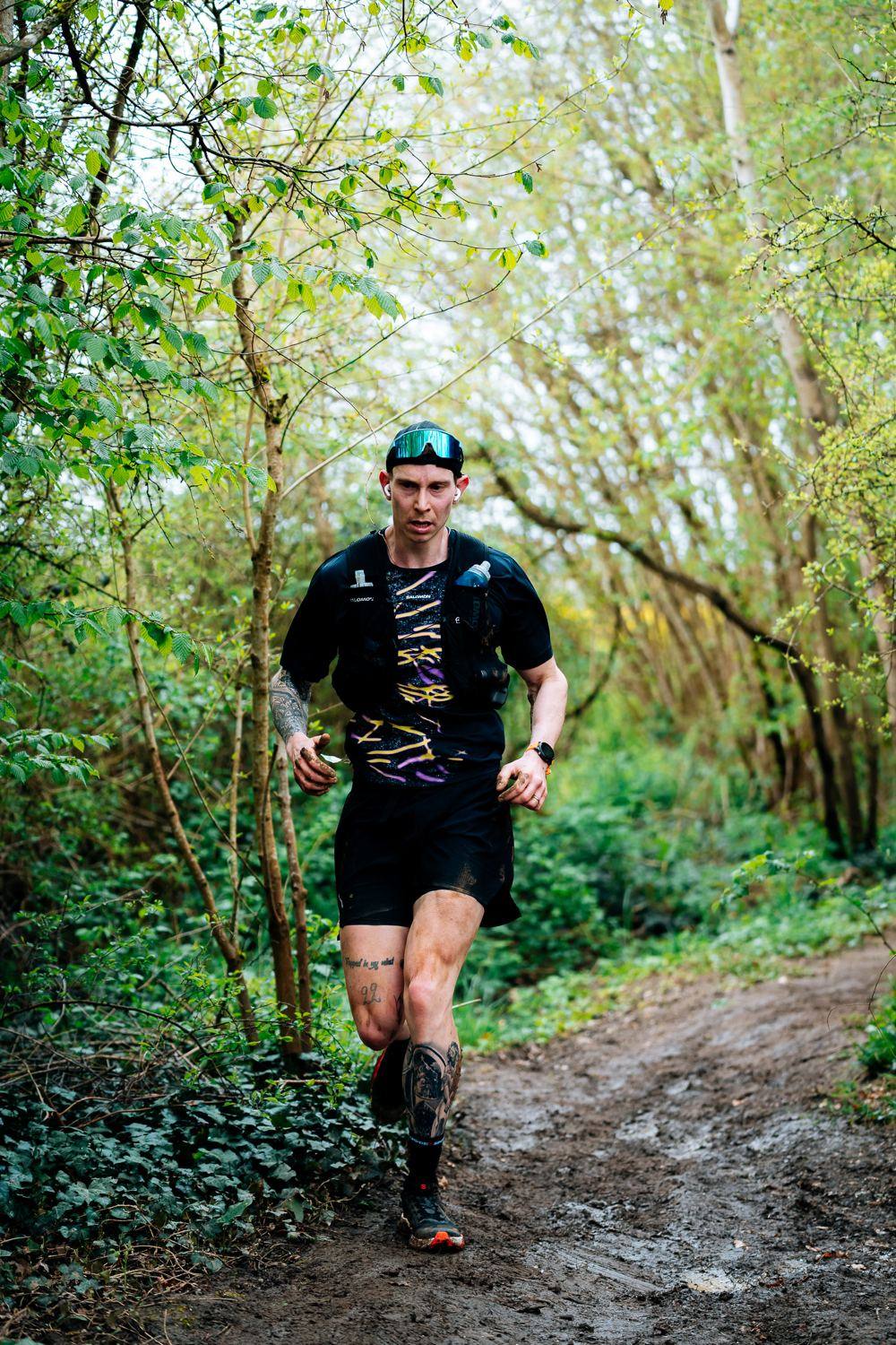 Un coureur dans un chemin boueux