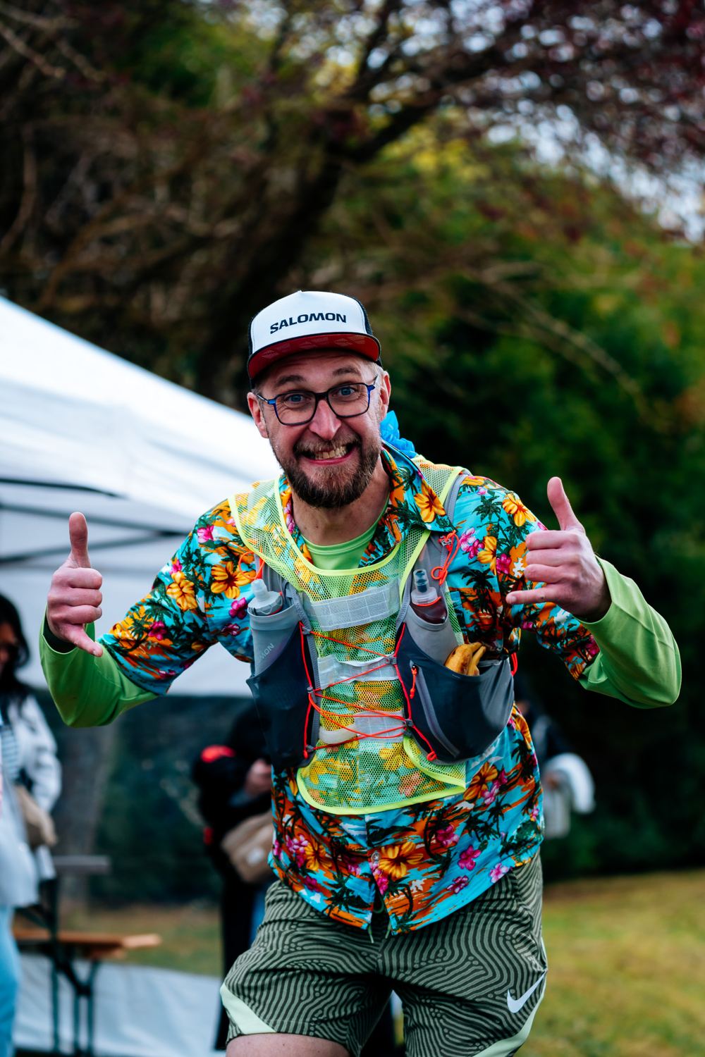 Un coureur en tenue colorée, pouces levés