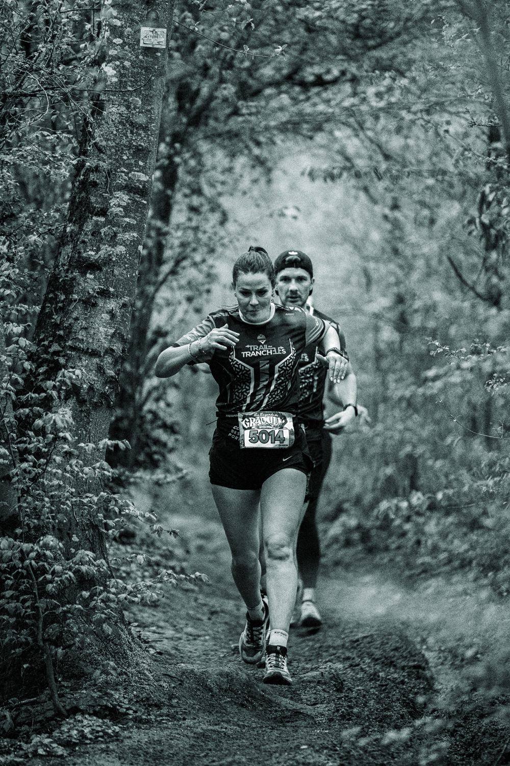 Duo de coureurs en forêt