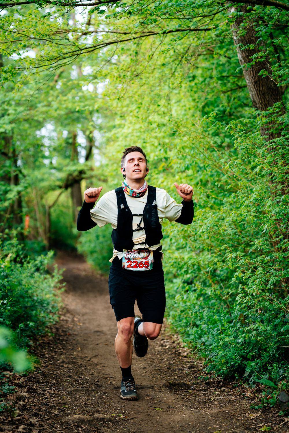 Coureur dans un chemin vert
